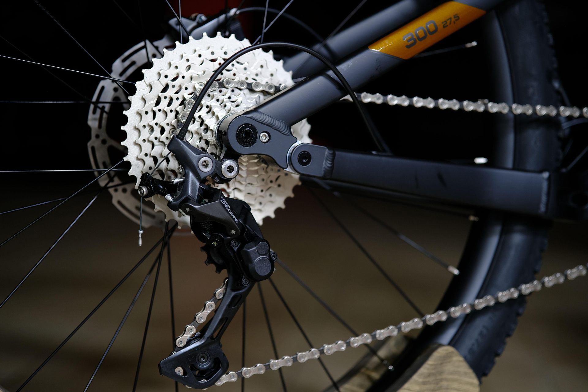 Задний переключатель  Shimano Deore M5130 HOKE FS 300- 27,5 матовый чёрный-коричневый 18
